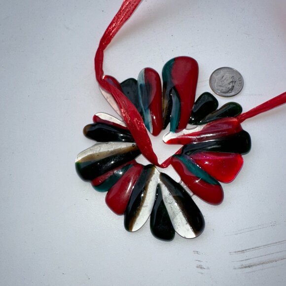 #9308 RED CLEAR BLACK WREATH ORNAMENT / WINDOW SUNCATCHER - Picture 2 of 11